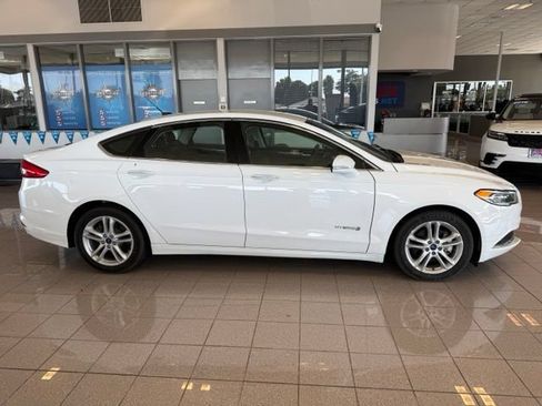 Used 2018 Ford Fusion SE w/ Equipment Group 602A FWD image 2