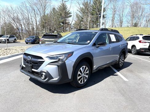 Used 2025 Subaru Outback Premium AWD/4WD image 3