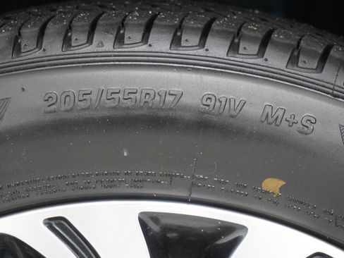 Used 2018 Chevrolet Bolt LT image 23