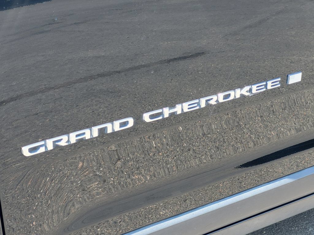 Used 2023 Jeep Grand Cherokee L Limited w/ Luxury Tech Group II RWD image 12