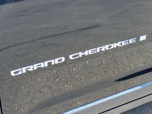 Used 2023 Jeep Grand Cherokee L Limited w/ Luxury Tech Group II RWD image 12