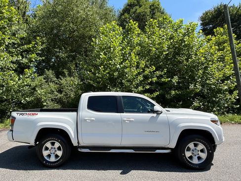Used 2020 Toyota Tacoma TRD Sport AWD/4WD image 5