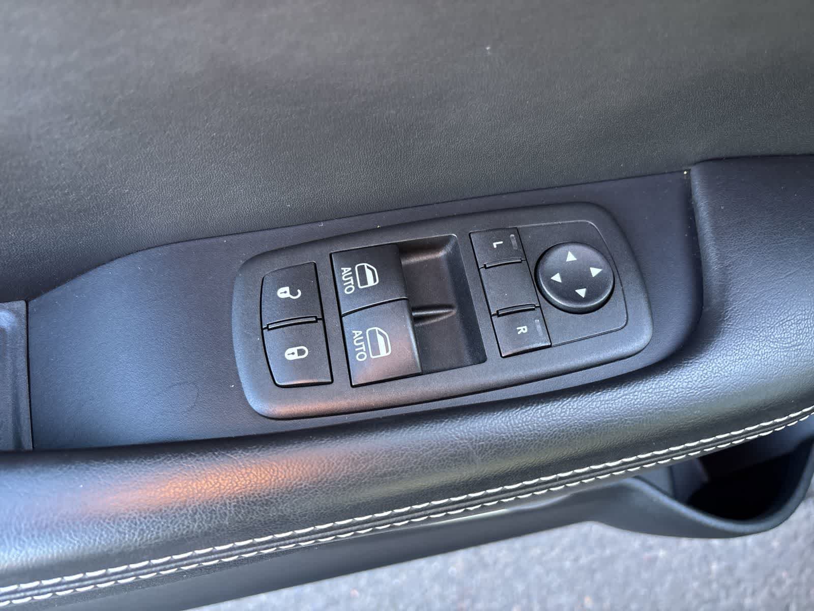Used 2015 Dodge Challenger SRT RWD image 9