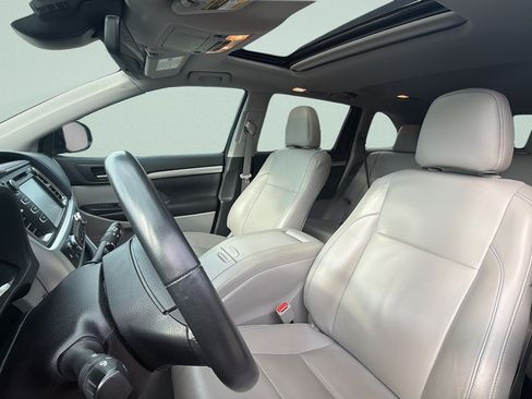 Used 2018 Toyota Highlander XLE AWD/4WD image 25