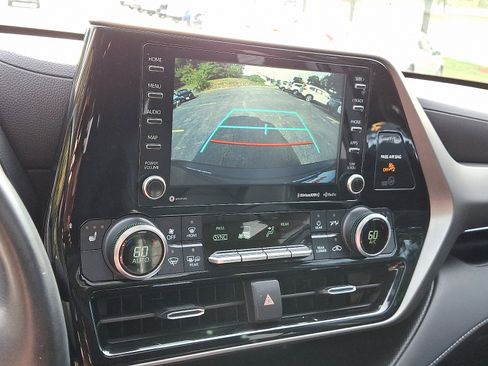 Used 2021 Toyota Highlander XLE image 24