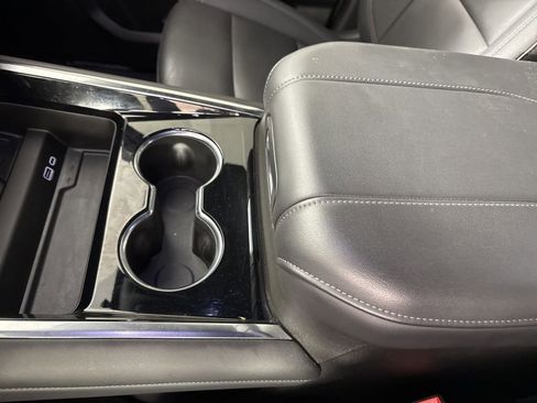 Used 2025 Chevrolet Suburban Z71 image 39