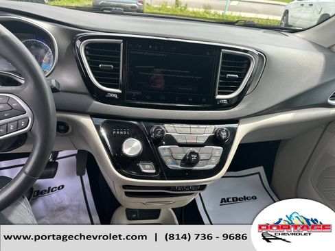 Used 2023 Chrysler Pacifica Touring-L FWD image 17