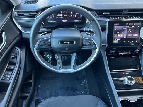 Used 2023 Jeep Grand Cherokee L Laredo image 16