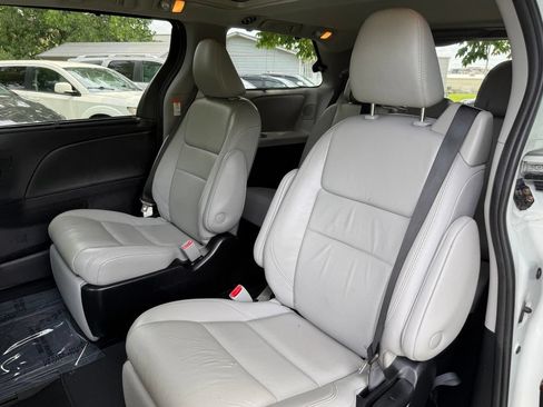 Used 2018 Toyota Sienna Limited Premium FWD image 17