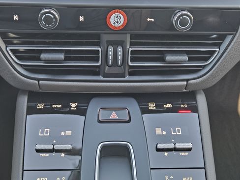 Certified 2025 Porsche Macan image 19