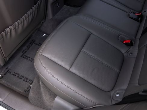 Certified 2025 Porsche Macan AWD/4WD image 42