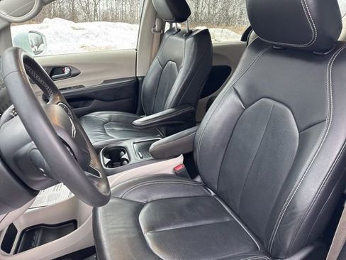 Used 2022 Chrysler Pacifica Touring-L image 12