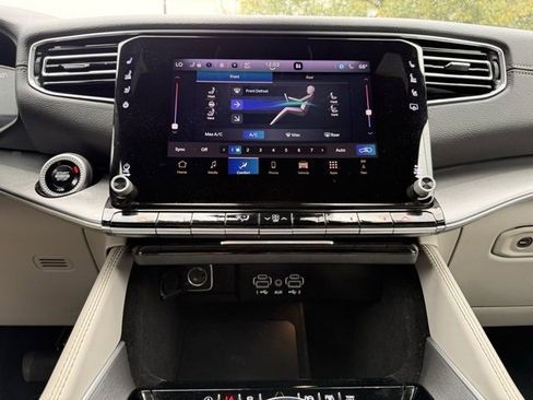 Used 2025 Jeep Wagoneer L Series III image 29