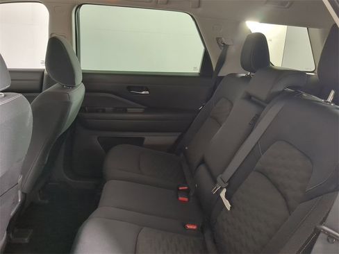 Used 2022 Nissan Pathfinder SV image 16