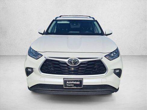 Used 2020 Toyota Highlander XLE FWD image 2