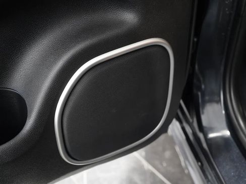 Used 2016 Jeep Grand Cherokee SRT image 34