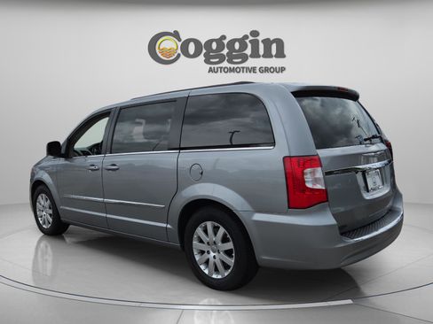 Used 2013 Chrysler Town & Country Touring FWD image 3
