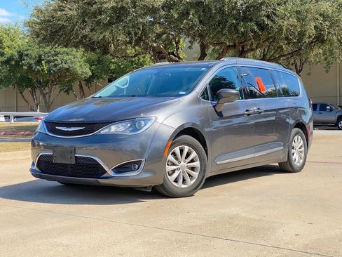 Used 2017 Chrysler Pacifica Touring-L image 3