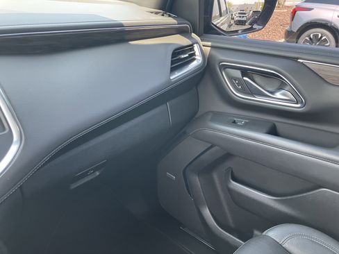 Used 2022 Chevrolet Suburban LT w/ Luxury Package image 36