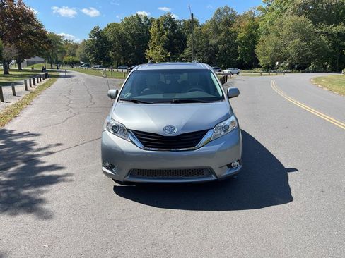 Used 2012 Toyota Sienna XLE image 17