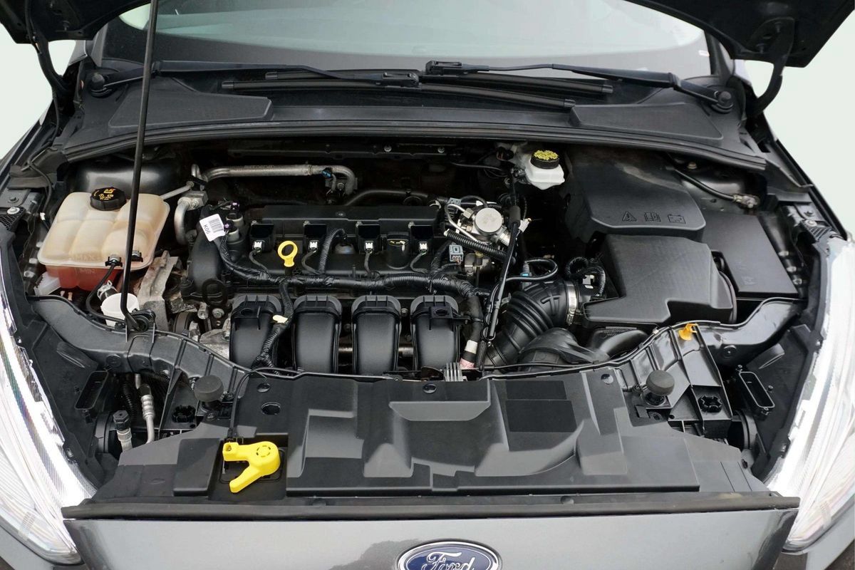 Used 2018 Ford Focus SE w/ Cold Weather Package FWD image 11