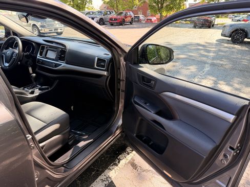 Used 2019 Toyota Highlander LE FWD image 14
