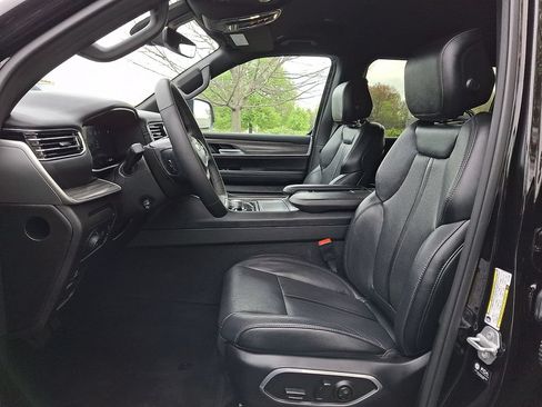 Used 2024 Jeep Wagoneer L Series II w/ Flexible Seating Group AWD/4WD image 17