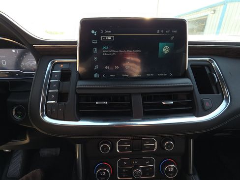 Used 2023 Chevrolet Suburban Premier image 10