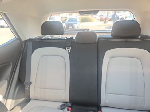 Certified 2022 Hyundai Venue SEL image 20