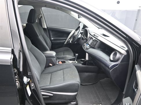 Used 2018 Toyota RAV4 XLE image 9