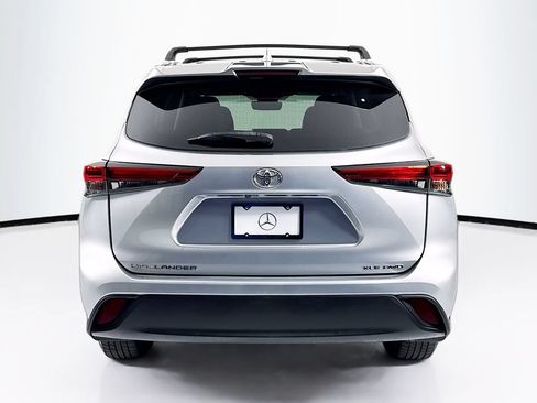 Used 2022 Toyota Highlander XLE AWD/4WD image 6
