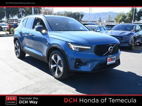 Used 2023 Volvo XC40 B4 Ultimate image 3