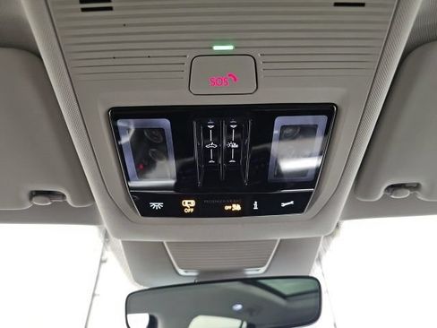 Used 2025 Volkswagen Tiguan SE w/ Panoramic Sunroof Package AWD/4WD image 25