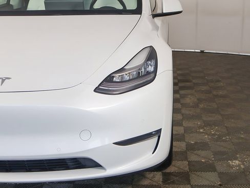 Used 2020 Tesla Model Y Long Range image 15