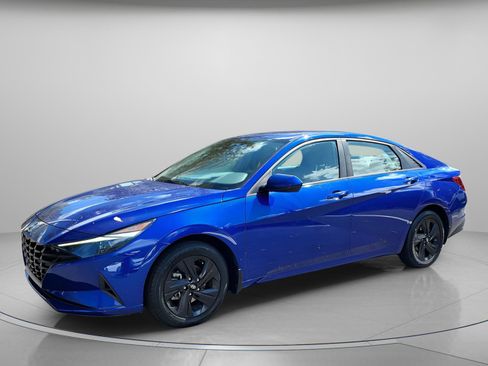 Certified 2023 Hyundai Elantra SEL image 2