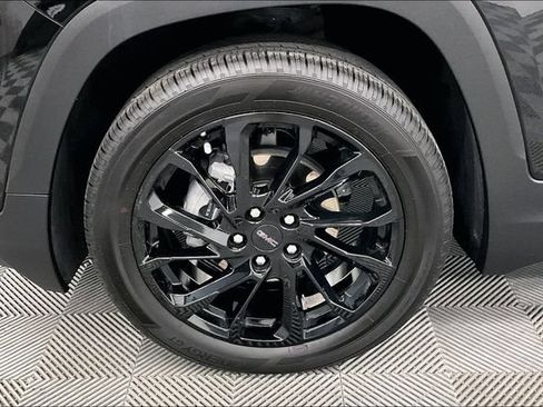 Used 2023 GMC Terrain SLE w/ Driver Convenience Package FWD image 9