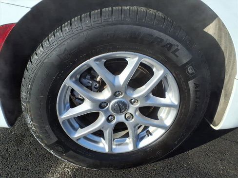 Used 2023 Chrysler Pacifica Touring-L image 7