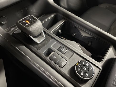 Used 2024 Nissan Pathfinder S image 26