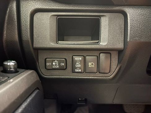 Used 2018 Toyota Tacoma Limited AWD/4WD image 6