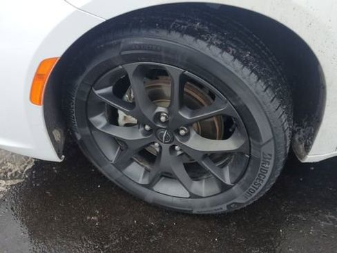 Used 2023 Chrysler Pacifica Touring-L w/ S Appearance Package image 3