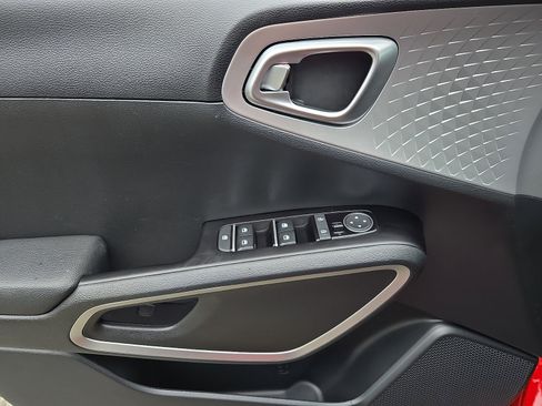 Used 2023 Kia Soul LX w/ LX Technology Package FWD image 12