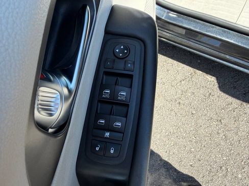 Used 2023 Chrysler Pacifica Touring-L FWD image 14