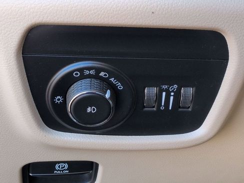 Used 2023 Jeep Grand Cherokee Limited w/ Luxury Tech Group II image 26