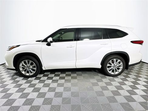 Used 2023 Toyota Highlander Limited image 3