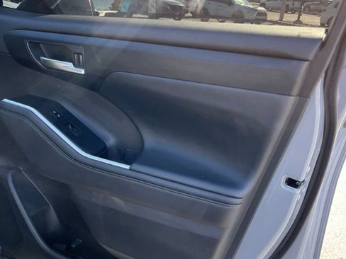 Used 2025 Toyota Highlander XSE AWD/4WD image 16