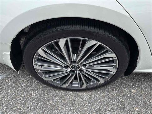 Used 2024 Nissan Altima 2.5 SL FWD image 12