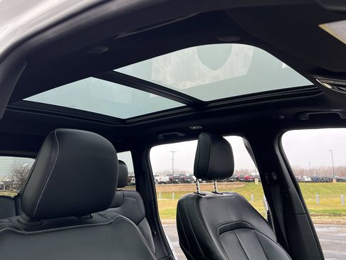 Used 2024 Jeep Grand Cherokee Limited w/ Luxury Tech Group II image 31