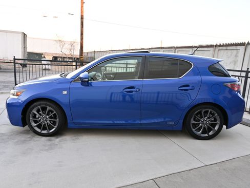 Used 2013 Lexus CT 200h w/ F Sport Pkg w/Nuluxe Trim FWD image 4