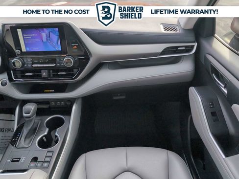 Used 2024 Toyota Highlander XLE FWD image 29