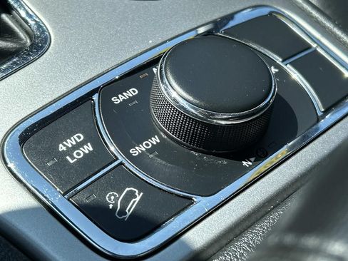 Used 2019 Jeep Grand Cherokee Limited AWD/4WD image 23